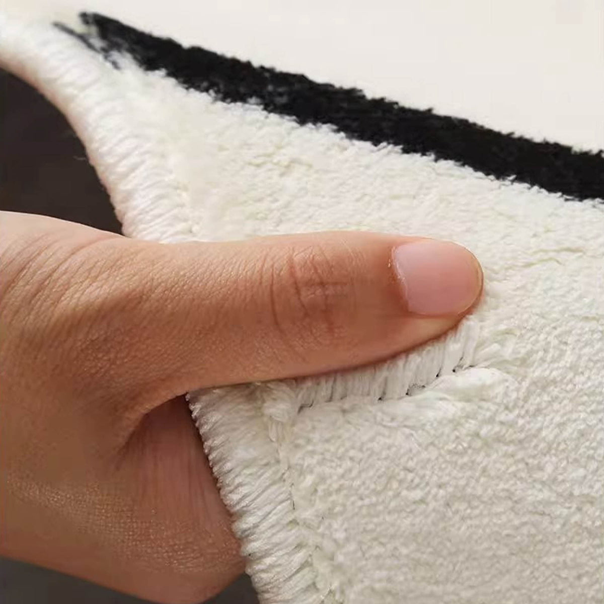 HHBEAUTY Pink Ghost Bath Mat Soft Halloween Bathroom Rug Non Slip Cute Spooky Ghost Bathroom Decoration Shaggy Plush Microfiber Rug Halloween Decor for Home Bedroom Shower Floor, 15.75 x 23.62"